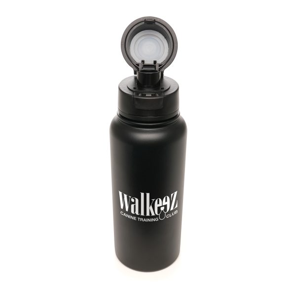 Stay hydrated with our 1-litre recycled stainless steel double-walled bottle. Designed to keep drinks at the ideal temperature, it features a secure screw-top lid with a leak-resistant seal and a flip-top sipper with a build in handle that clicks open and shut for easy, spill-free sipping on the go.