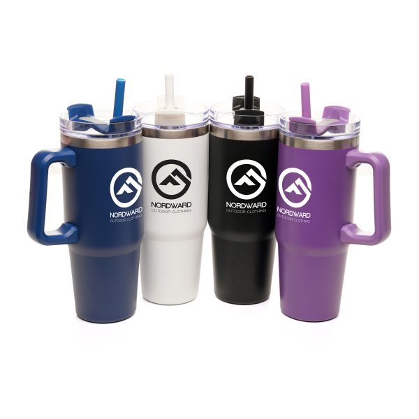 900ml double walled, recycled stainless steel travel mug with built in recycled PP handle, EVA foam bottom pad and a powder coated finish. Featuring a clear lid, recycled PP plastic coloured slider, RPE coloured straw and silicone seal. BPA & PVC free.