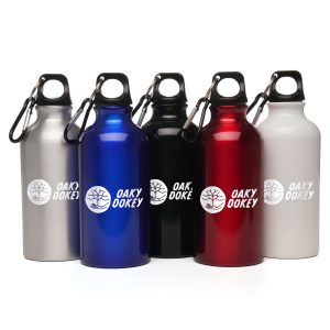 400ml single-walled recycled aluminium bottle is lightweight and durable, featuring a black recycled PP plastic screw-on cap and carabineer clip for easy attachment. BPA & PVC-free, it’s available in various colours and perfect for on-the-go hydration. Ideal for branding and promotional giveaways!